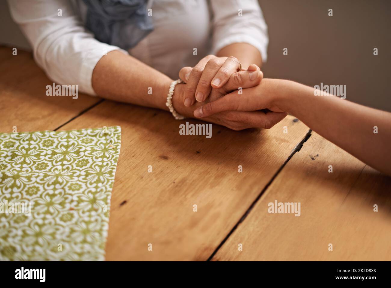 Ich verstehe Eine beschnittene Ansicht einer Frau, die ihre Hand in der Hand hält, um sie zu unterstützen. Stockfoto