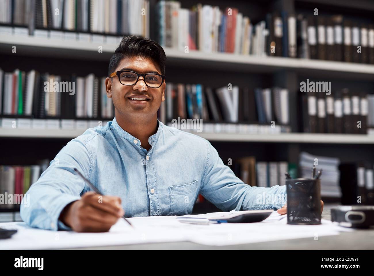 Dein Traum ist meine Verpflichtung. Aufnahme eines jungen Architekten, der einen Bauplan in einem modernen Büro entworfen hat. Stockfoto