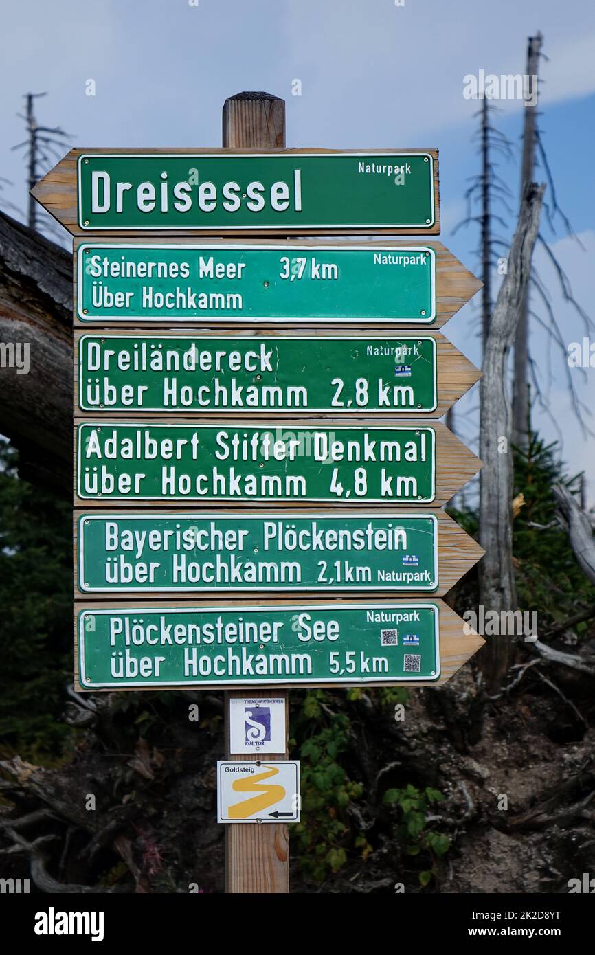 Bayern, Niederbayern, Landkreis Freyung-Grafenau, Bayerischer Wald, Wegweiser, Tourismus, Reise Stockfoto