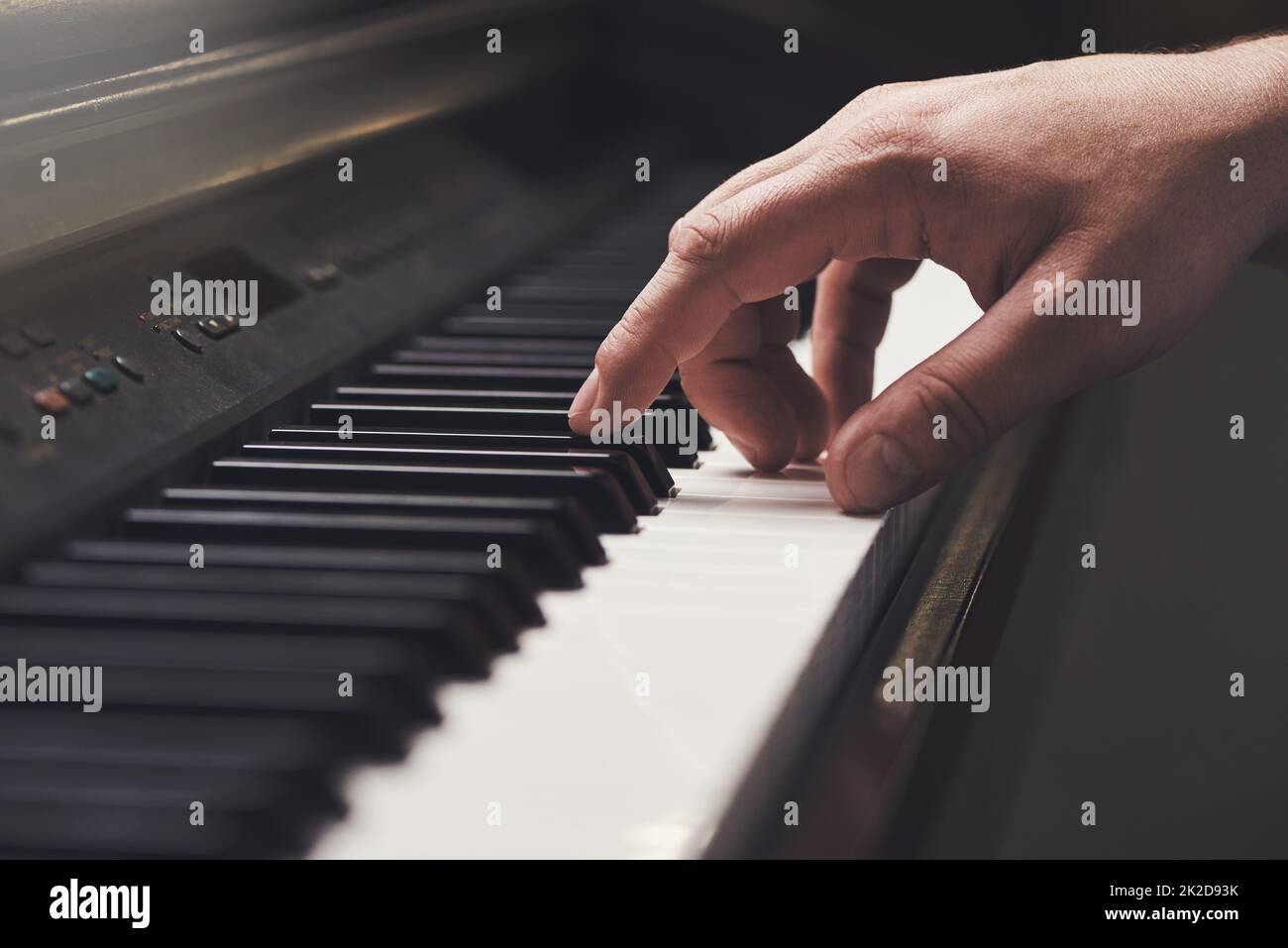 Der Schlüssel zur Musik. Zugeschnittenes Bild einer mans-Hand auf einer Klaviertastatur. Stockfoto