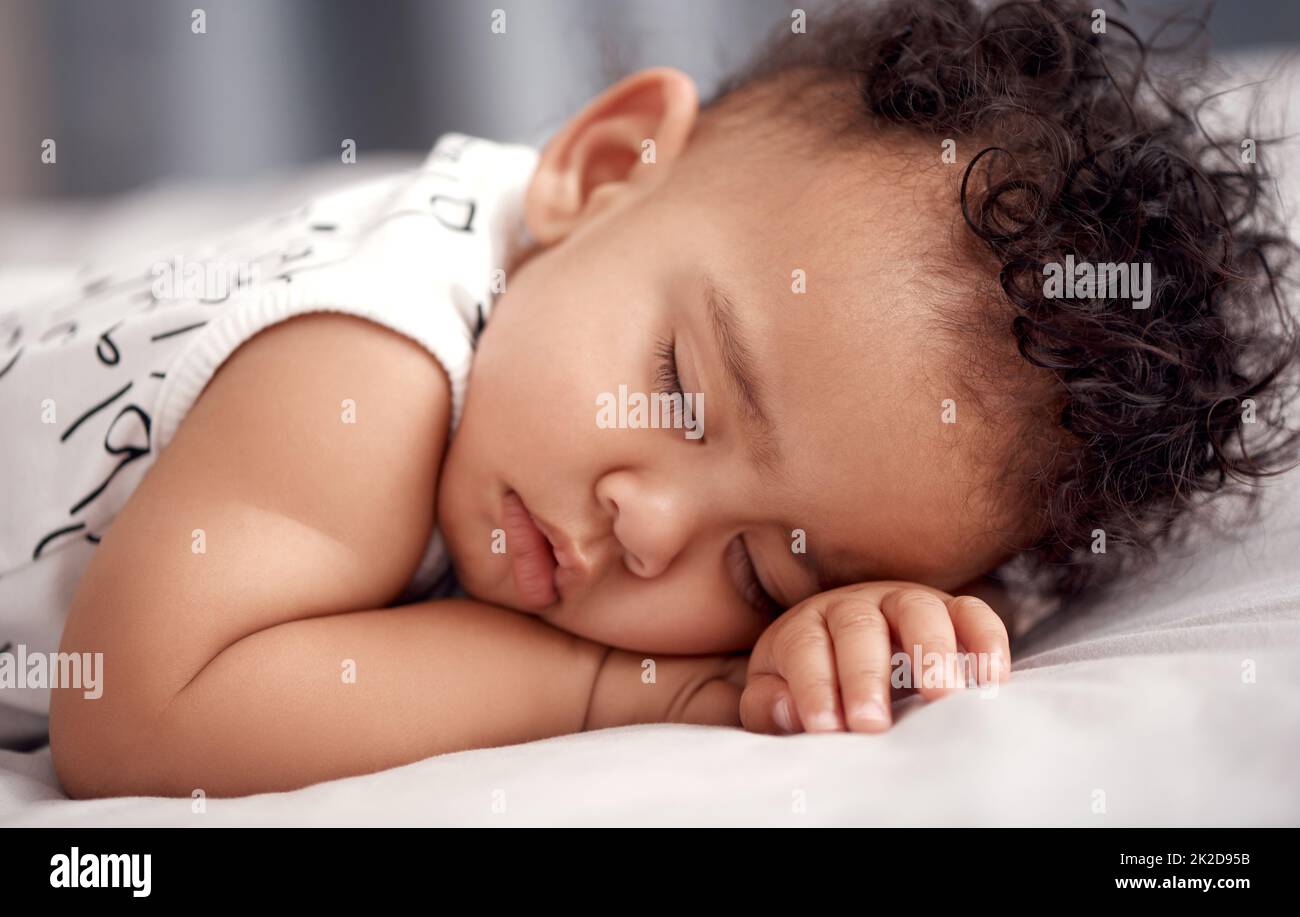 Schlaf gut Little One. Aufnahme eines entzückenden Jungen, der zu Hause friedlich auf dem Bett schläft. Stockfoto