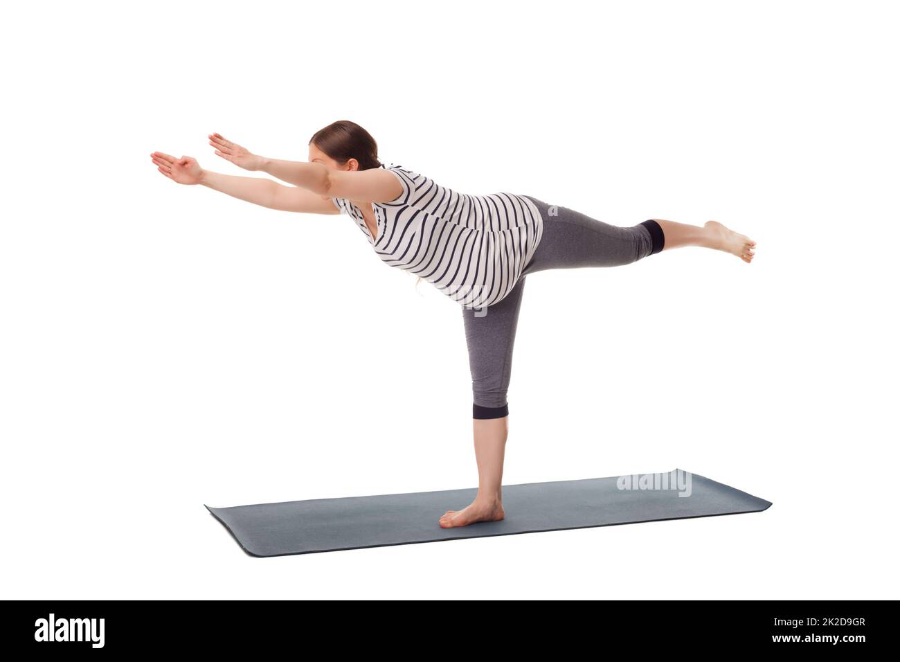 Schwangere beim Yoga Asana Virabhadrasana 1 Stockfoto