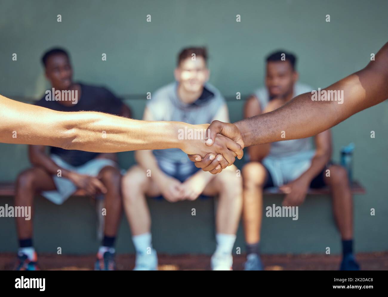 Handshake, Wettkämpfe und Männer schütteln die Hände, um sie willkommen zu heißen, zu gratulieren oder viel Glück zu sagen, bevor ein Sportspiel oder Spiel beginnt. Respekt, Etikette und Stockfoto