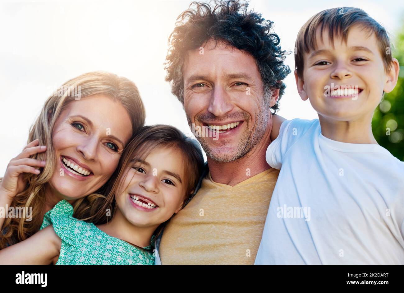 Die Zeit mit der Familie ist für uns kostbar. Porträt einer glücklichen Familie, die im Freien Zeit miteinander verbringt. Stockfoto