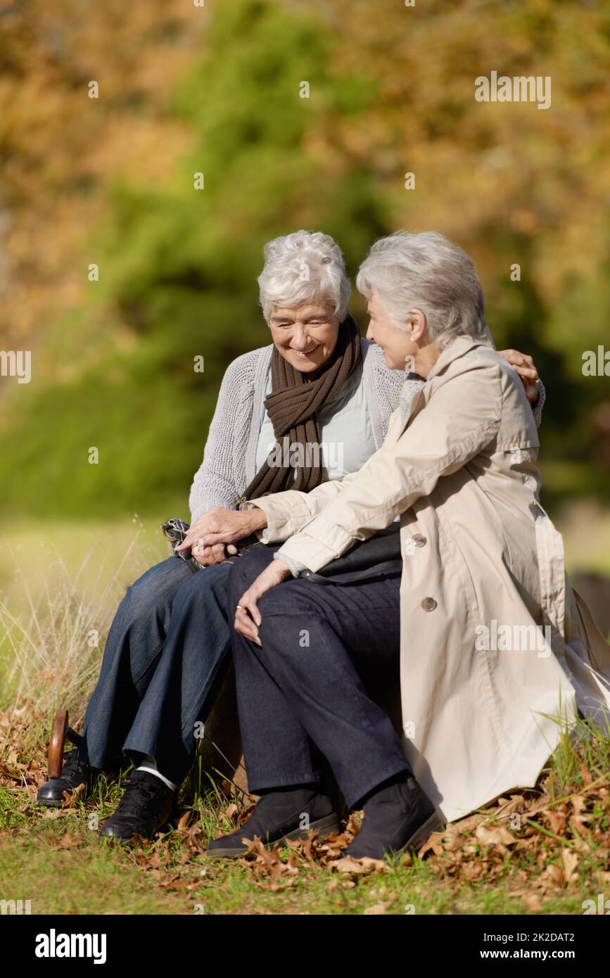 Genießen Sie einen Nachmittag im Freien. Glückliche ältere Frauen verbringen Zeit zusammen im Freien. Stockfoto