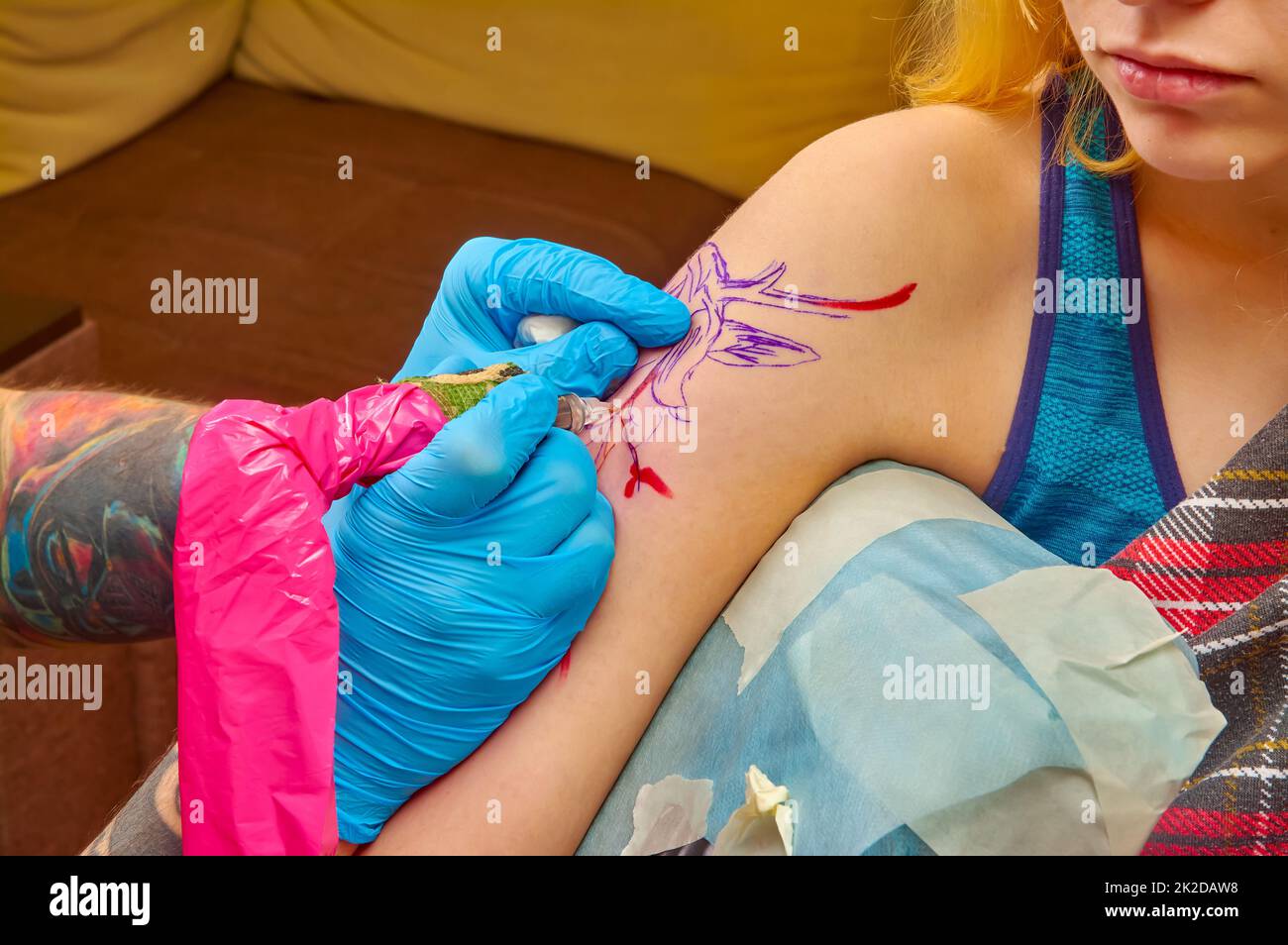 Der Prozess der Tätowierung auf dem Unterarm Nahaufnahme Stockfoto