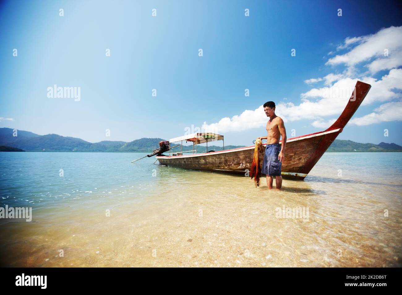 Bereit für die Arbeit. Traditionelles thailändisches Langboot am Strand - Thailand. Stockfoto