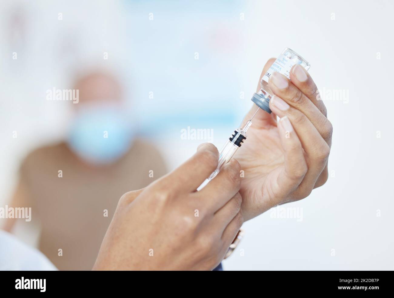 Sind Sie bereit für Ihren Impfstoff? Zugeschnittenes Bild einer nicht erkennbaren Ärztin, die eine Spritze benutzte, um den Covid-Impfstoff in ihrer Klinik zu entnehmen. Stockfoto