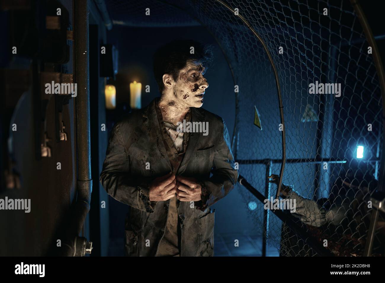 Gruseliger Zombie-Mann im Business-Anzug zu Fuß Stockfoto