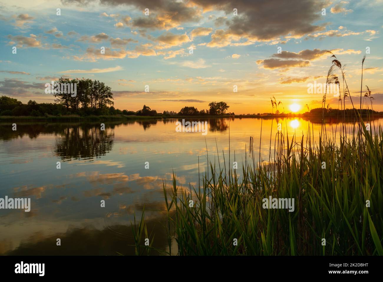 Sonnenuntergang über dem See Stockfoto