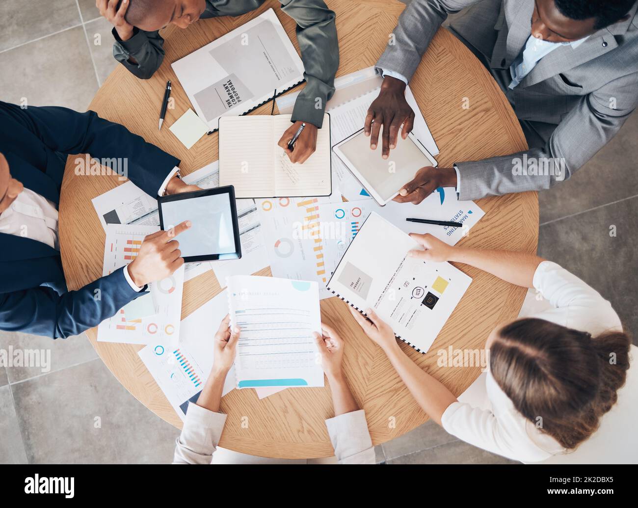 Teamarbeit, Planung und Technologie-Dokumente von oben von Startup Business Meeting arbeiten an digitalen Finanzbuchhaltungsdaten. Erfolg, Zusammenarbeit Stockfoto