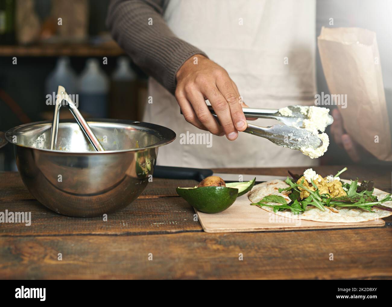 Gute Lebensmittel aus frischen Zutaten zubereiten. Eine kleine Aufnahme eines Mannes, der in einer Küche eine Mahlzeit zubereitet. Stockfoto