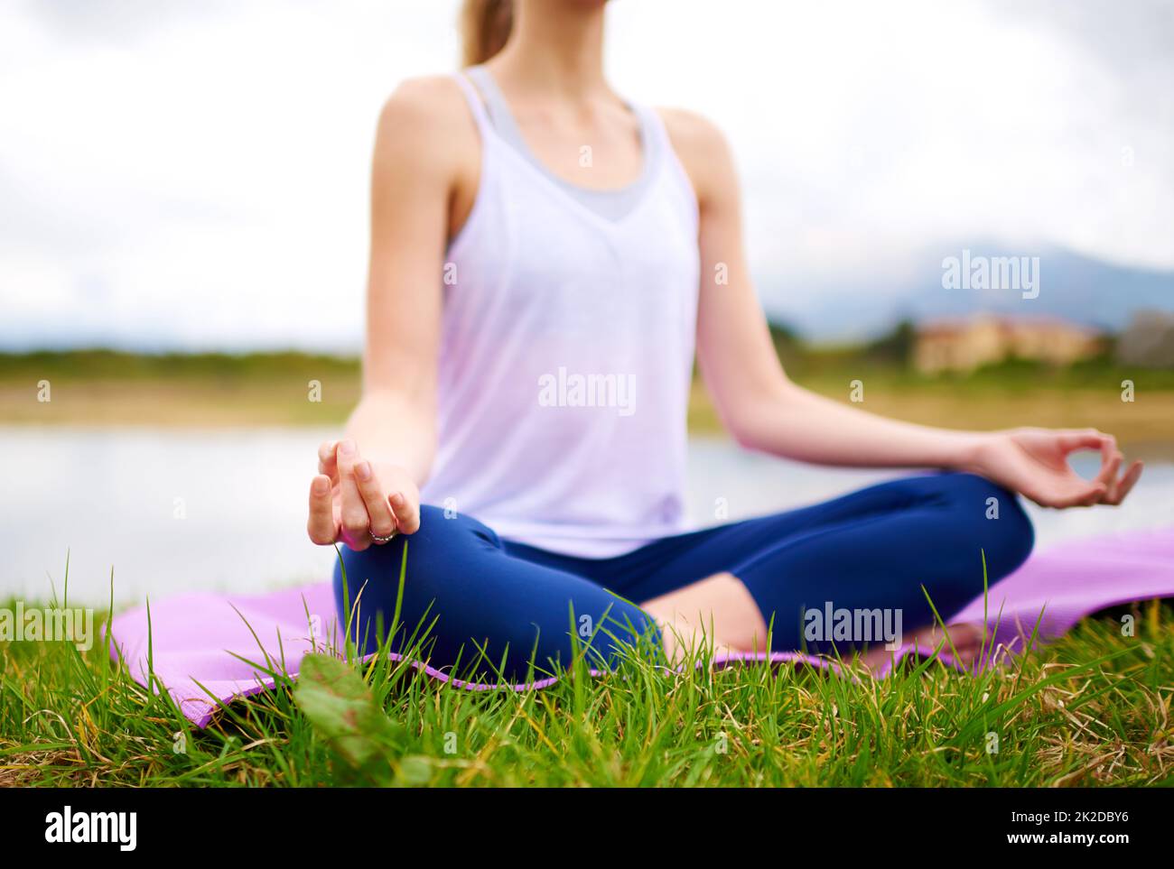 Das Leben ist ein Gleichgewicht zwischen Festhalten und Loslassen. Aufnahme einer jungen Frau, die im Freien Yoga macht. Stockfoto