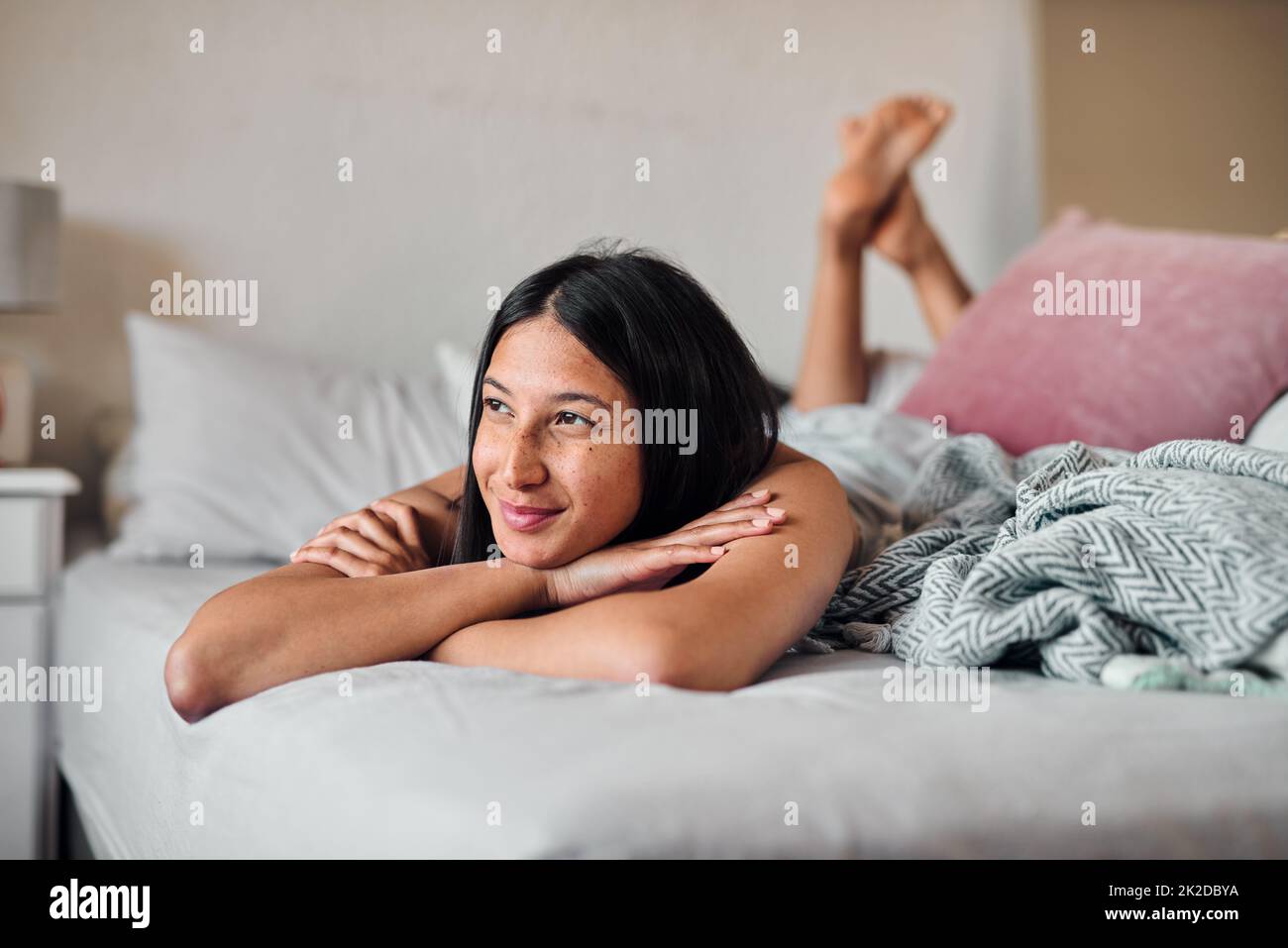Tagträume geben uns etwas, auf das wir uns freuen können. Aufnahme einer jungen Frau, die zu Hause einen entspannenden Moment im Bett genießt. Stockfoto