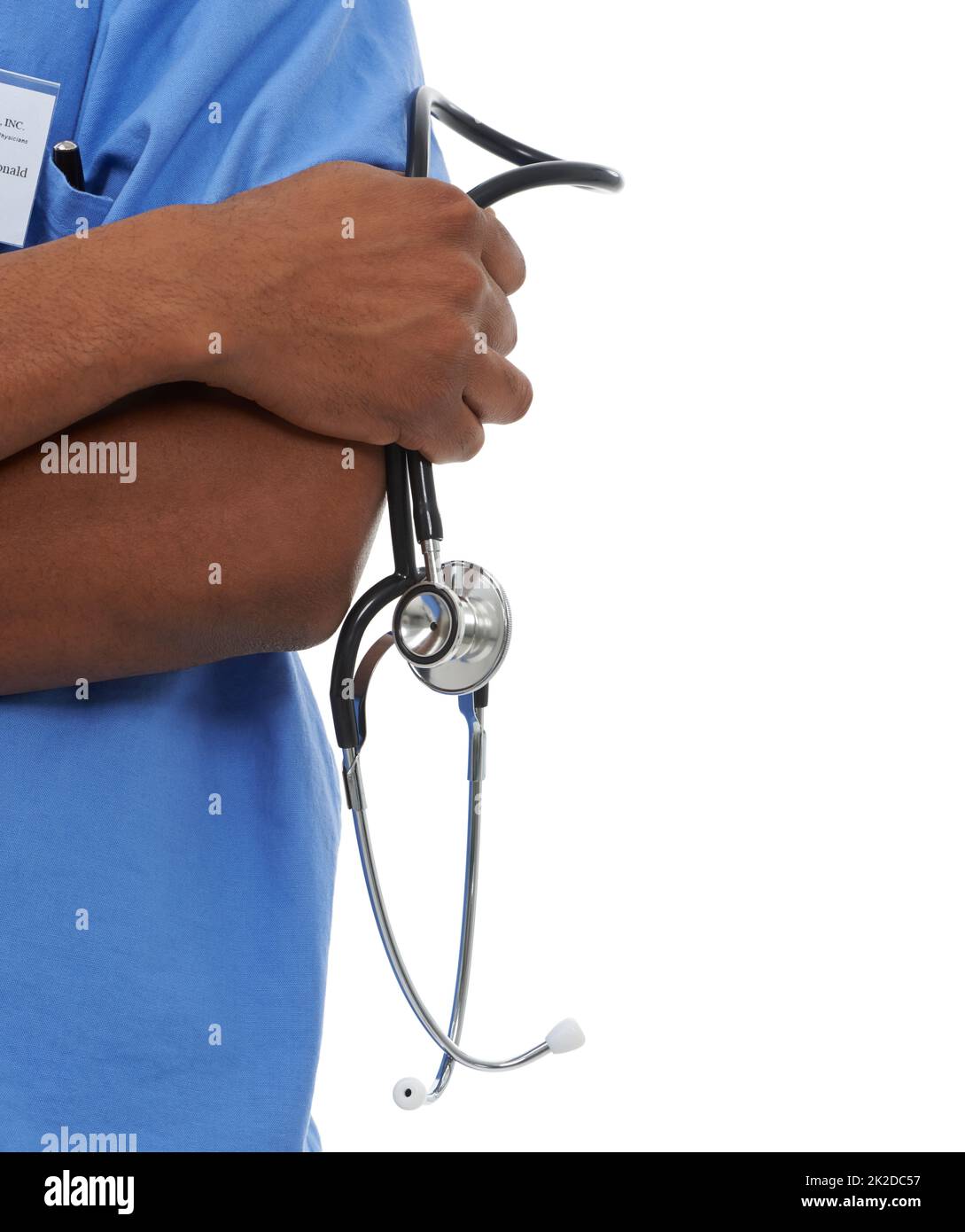 Gesundheitsfragen ernst nehmen. Beschnittene Ansicht eines Arztes mit gefalteten Armen und einem Stethoskop in seiner einen Hand. Stockfoto