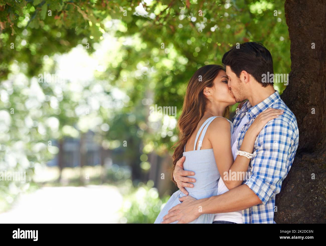 Nichts anderes in der Welt im Moment... Ein junges Paar küsst sich im Park. Stockfoto