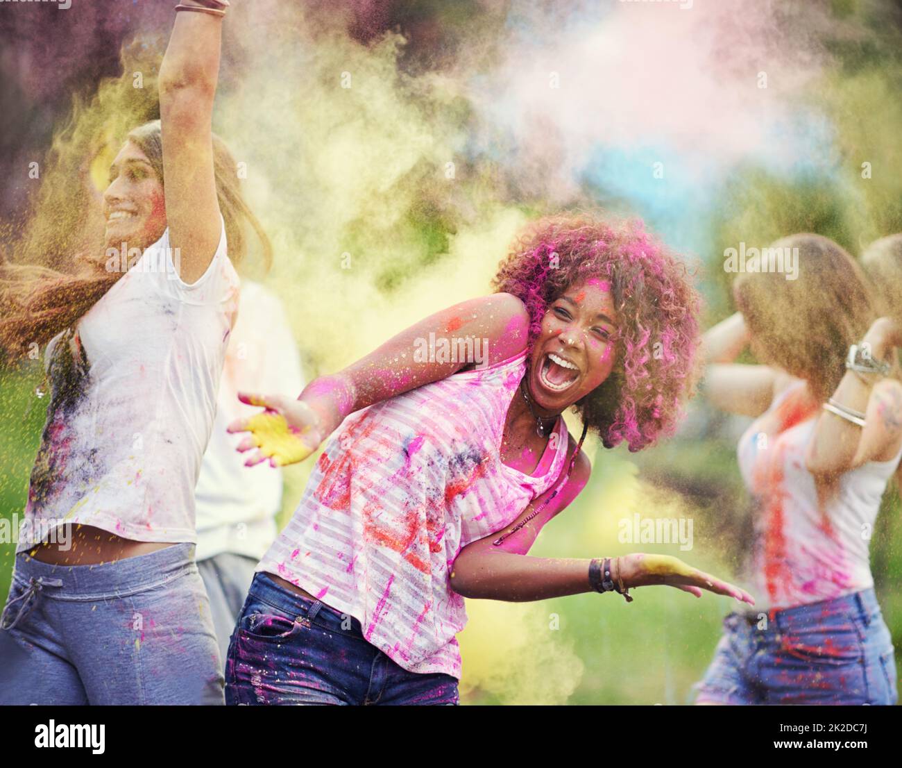 Spaß mit Freunden und Farben. Aufnahme von glücklichen Freunden, die Spaß mit Pulverfarbe haben. Stockfoto