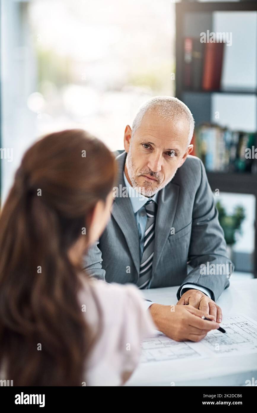 Einzelgespräche. Eine Aufnahme von zwei Geschäftsleuten, die sich in ihrem Büro treffen. Stockfoto