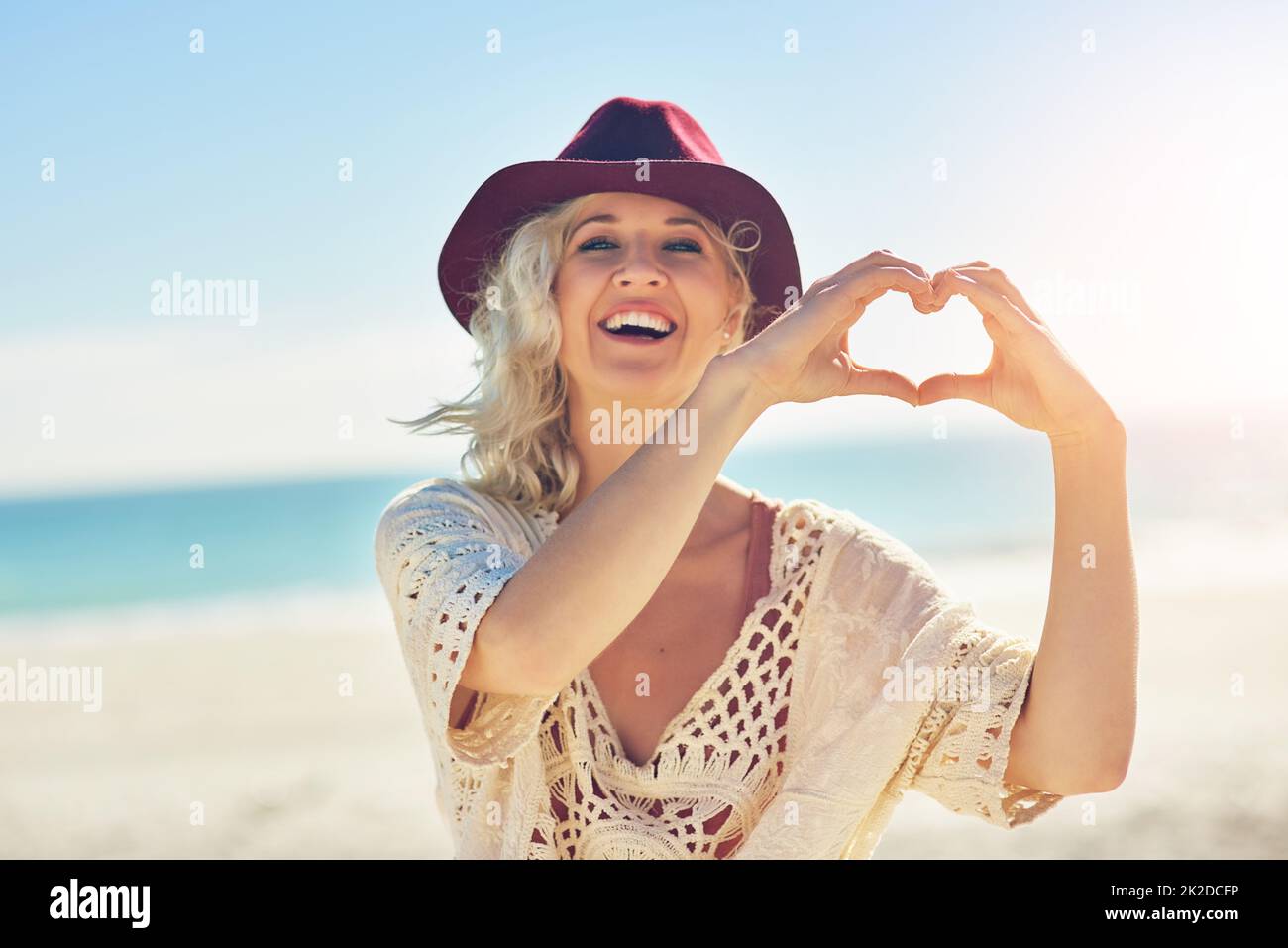 Ich habe so viel Liebe für den Strand. Eine kurze Aufnahme einer schönen jungen Frau, die den Tag am Strand verbringt. Stockfoto