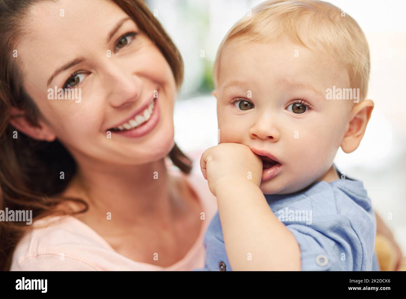 HES wird meine ganze Welt. Porträt einer Mutter, die zu Hause mit ihrem Jungen viel Zeit verbringt. Stockfoto
