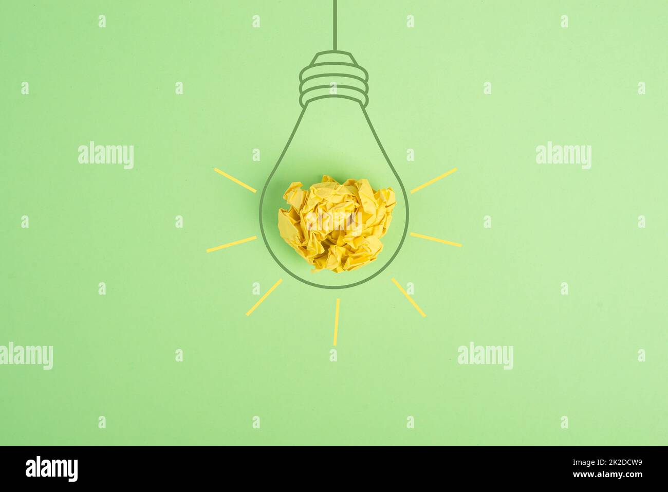 Glühbirnenkonzept, eine neue Idee haben, Brainstorming, Start-up-Unternehmen, kreatives Marketing, grün und gelb Stockfoto