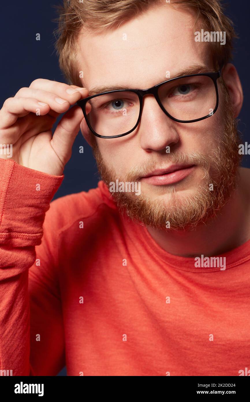 Das Leben ein wenig zu ernst nehmen. Verkürzte Ansicht eines ernsthaften jungen Mannes mit einer Hipster-Brille. Stockfoto