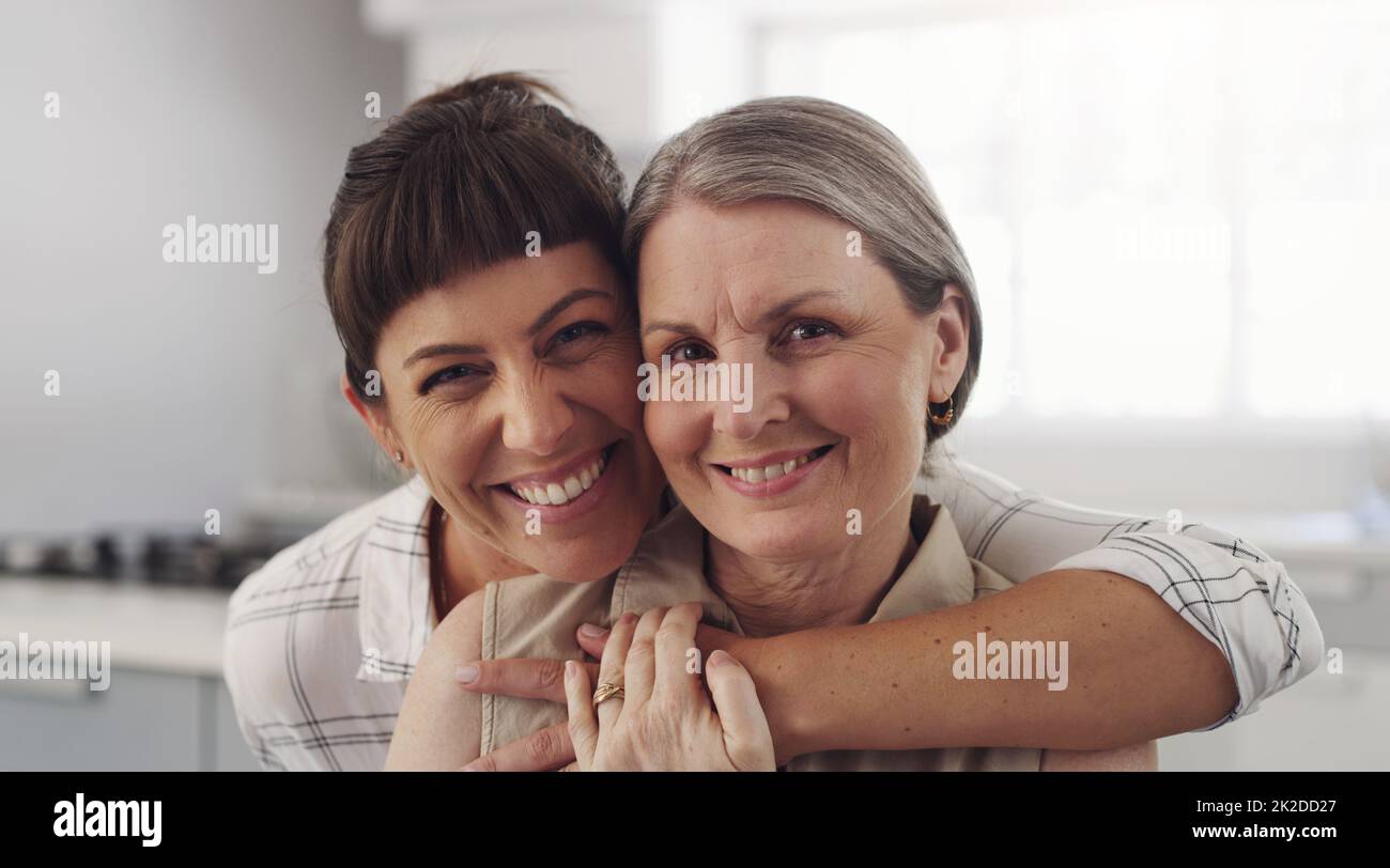 Es ist zu lange her. Aufnahme einer Mutter und Tochter, die sich zu Hause umarmen. Stockfoto