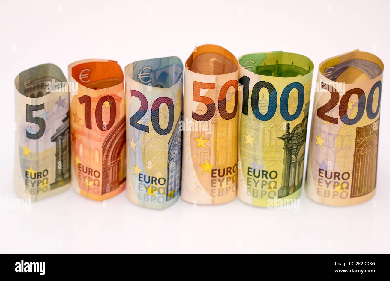 Rollen mit mehreren Euro-Banknoten, Euro-Banknoten stehen nebeneinander wie eine Rolle zusammen. Stockfoto