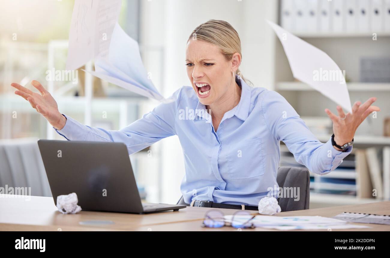 Verärgerte Geschäftsfrau, die Papierdokumente unter Stress warf, frustriert und 404 Laptop-Pannen im Büro. Unternehmer schreit vor Wut über das Internet Stockfoto