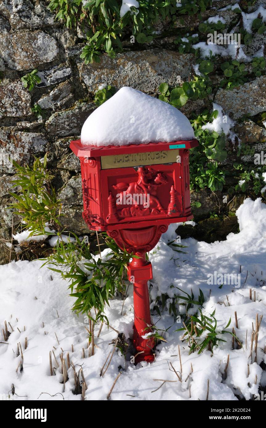 Vintage rote Briefkasten unter dem Schnee Stockfoto