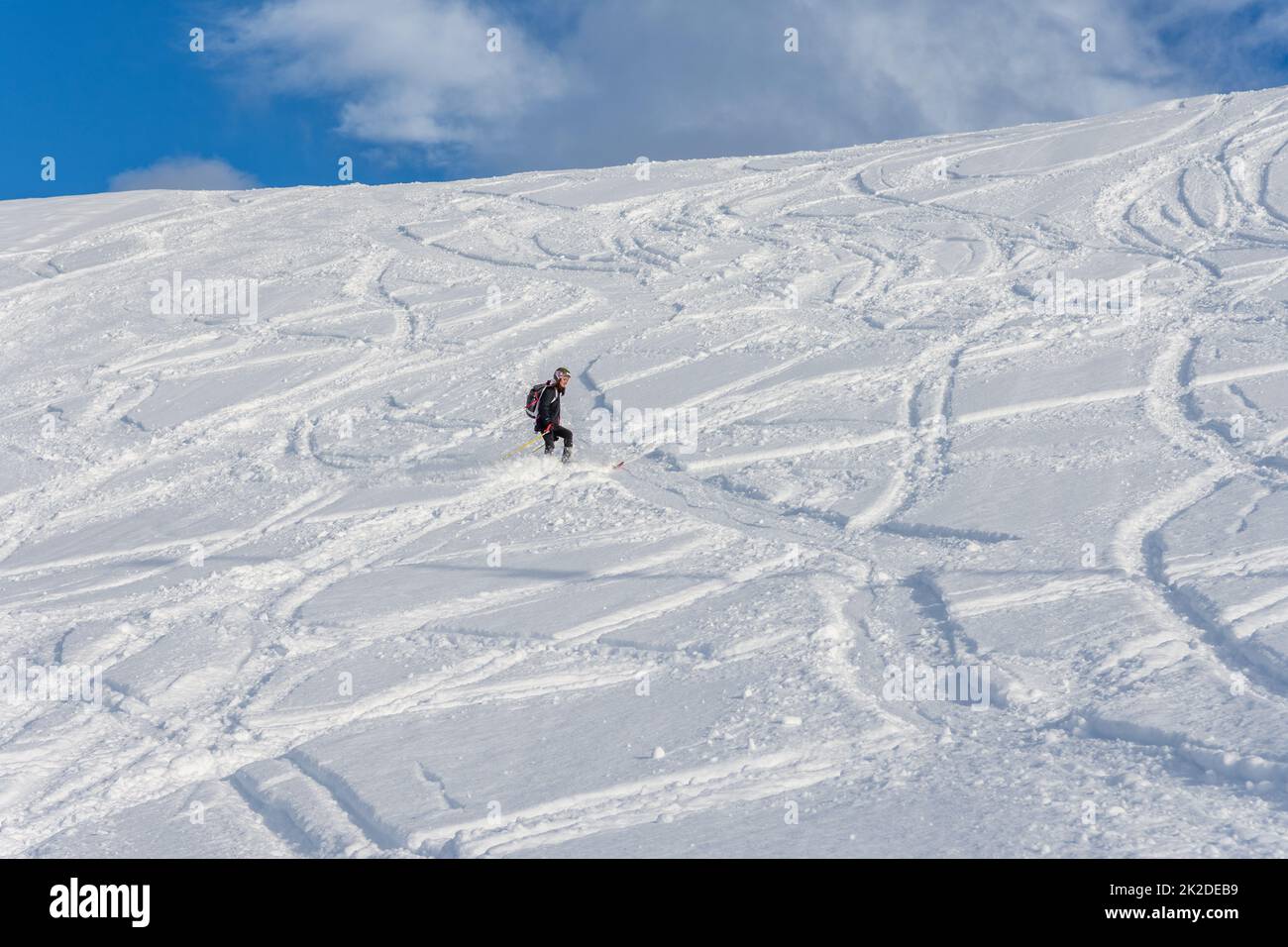 Eine Frau, die auf einem Schneeberg in norwegen Ski fährt Stockfoto