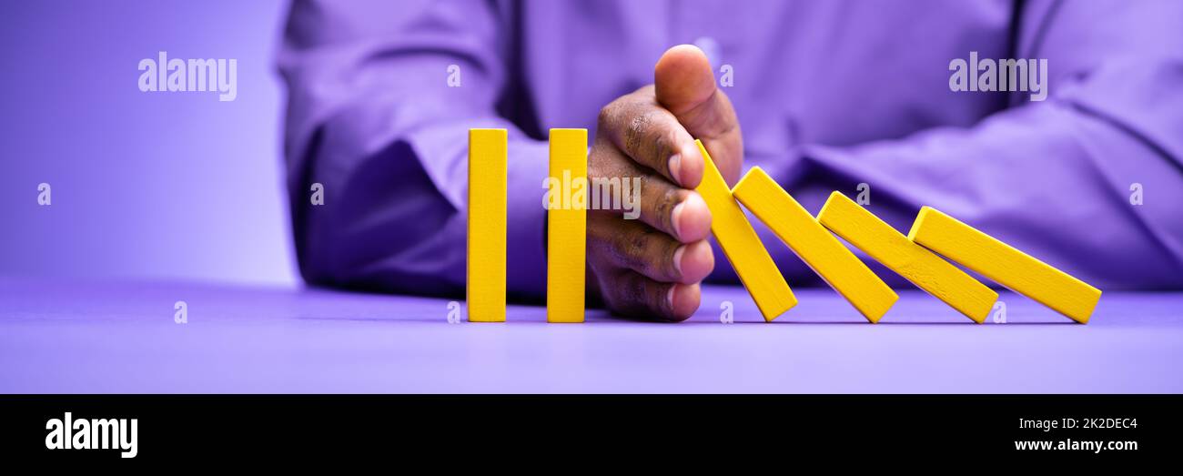 Afroamerikanischer Geschäftsmann Domino Stop Stockfoto