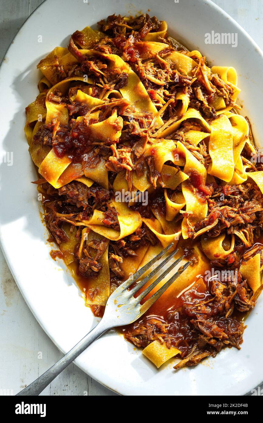 Rustikale italienische Pappardelle-Pasta in Bolognese-Sauce Stockfoto