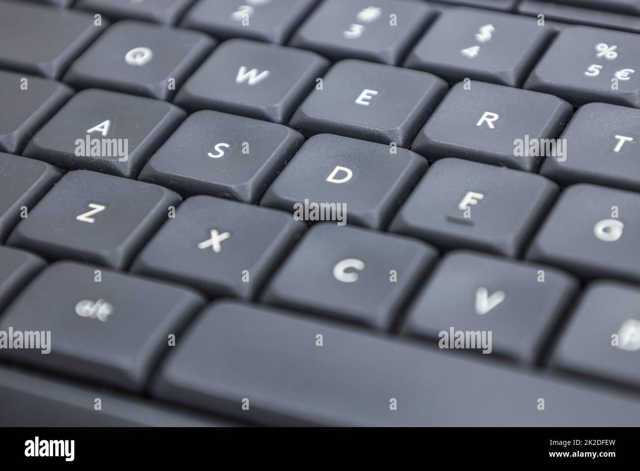 Nahaufnahme einer modernen schwarzen Computertastatur Stockfoto