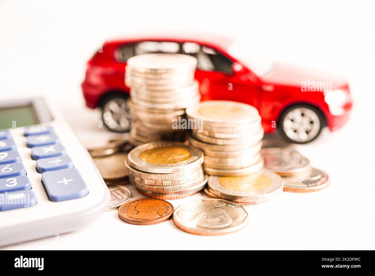 Auto auf Münzen Geld, Sparkasse, Finanzierung, Ratenzahlung, Autokredit Zinsen. Stockfoto