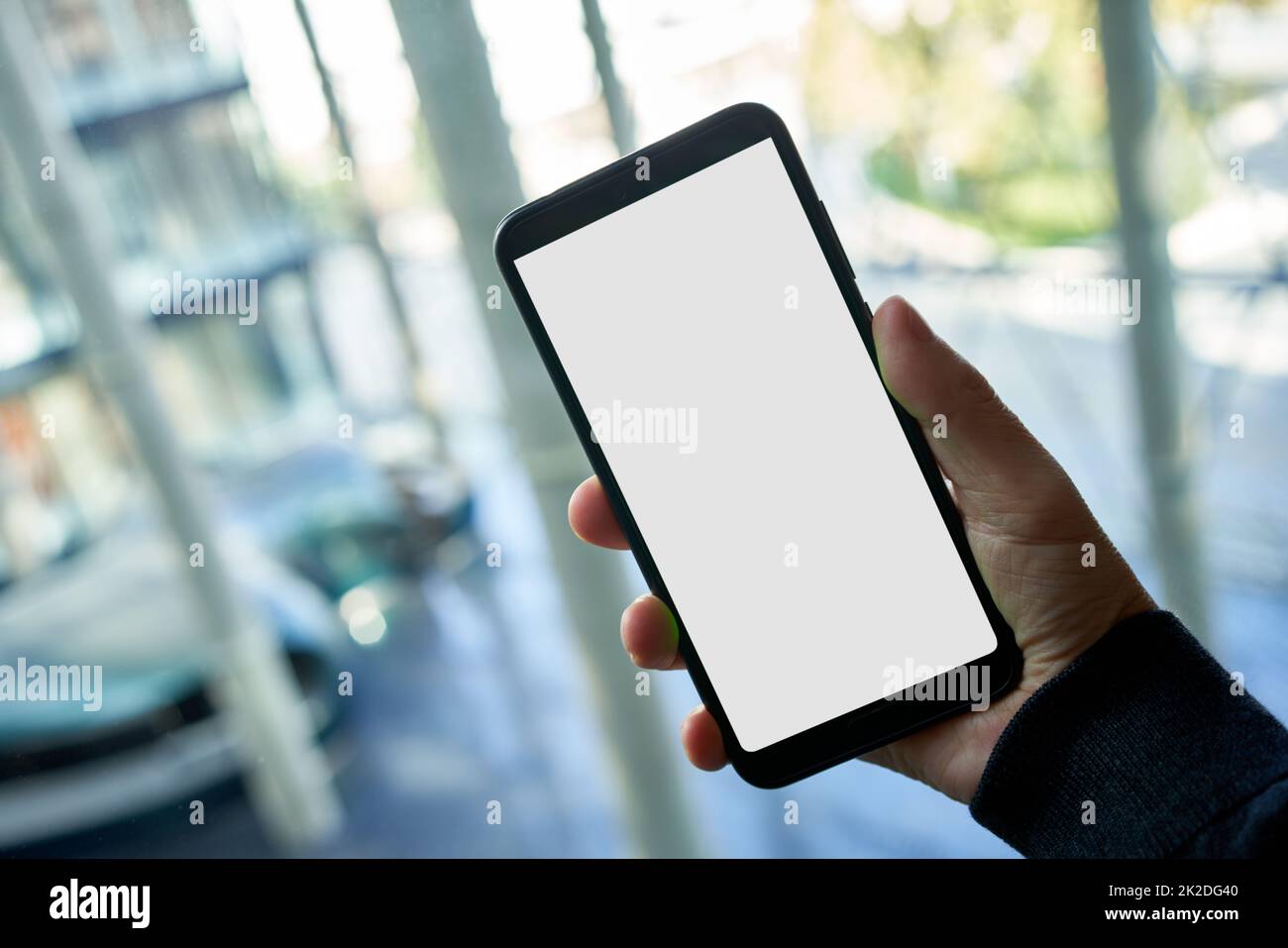 Handheld-Telefon mit leerem Bildschirm im Büro Stockfoto