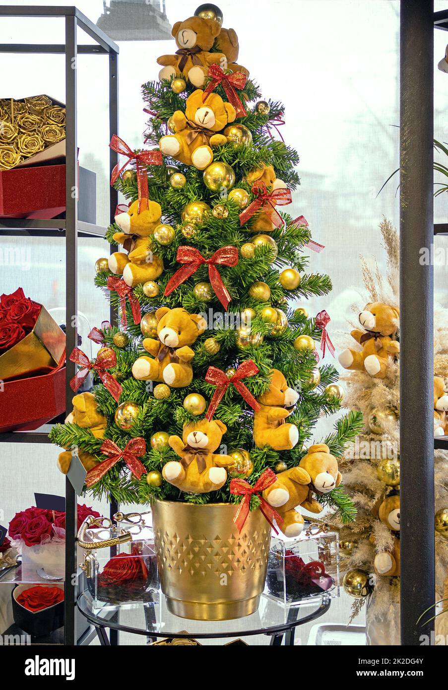 Dekorativer Weihnachtsbaum in goldenem Topf Stockfoto