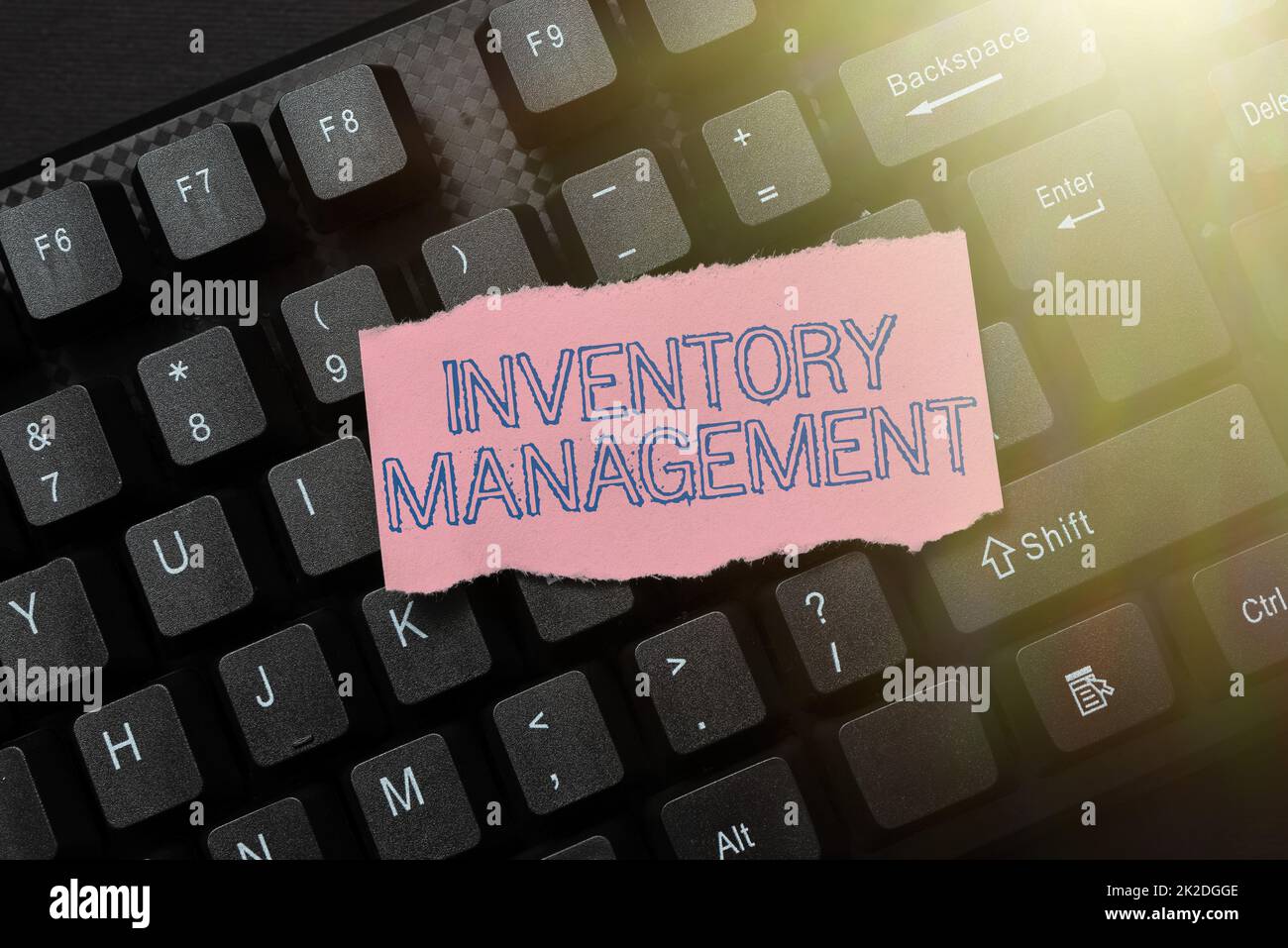 Handgeschriebener Text Inventory Management. Ein Wort über die Beaufsichtigung von nicht aktivierten Vermögenswerten und Aktienposten Abstract Tippen von Lektions- und Vorlesungsplänen, Wiedergeben von Songtexten Stockfoto