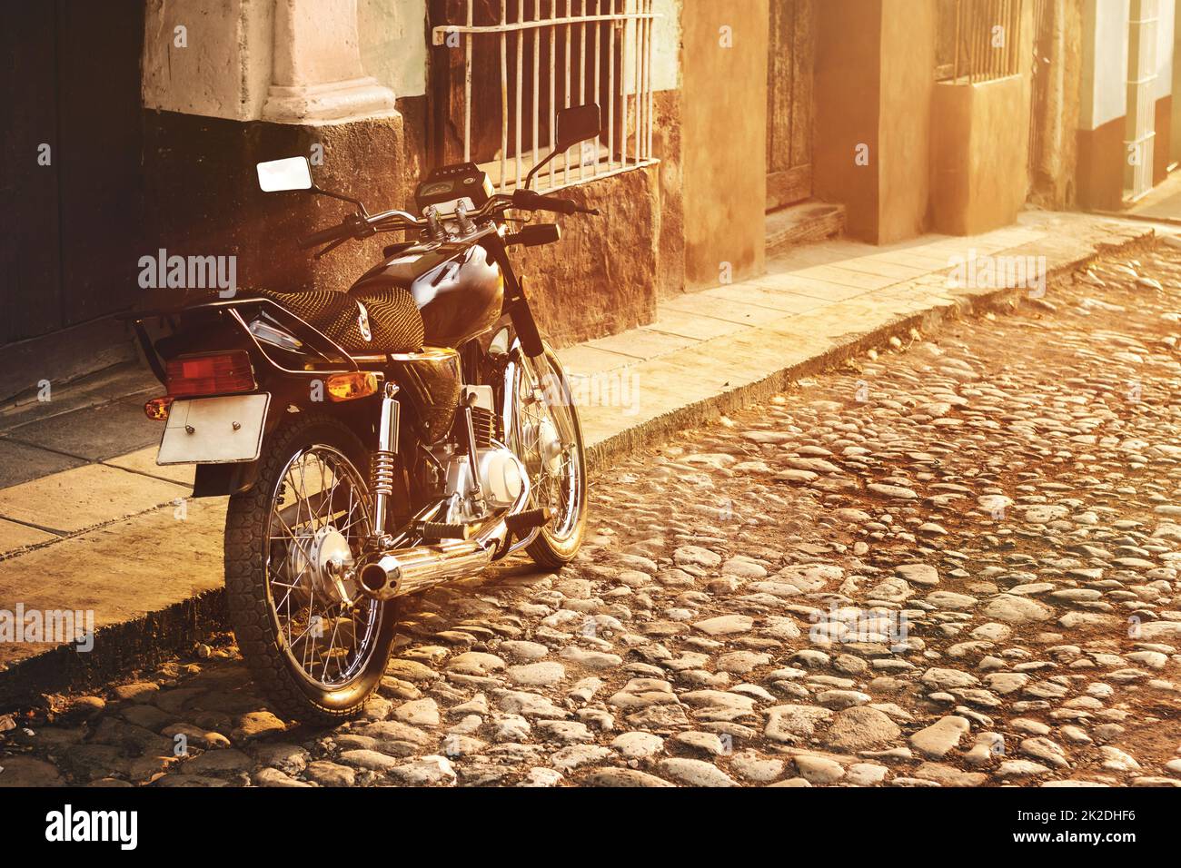 Retro-Motorrad auf der alten Stadtstraße Stockfoto