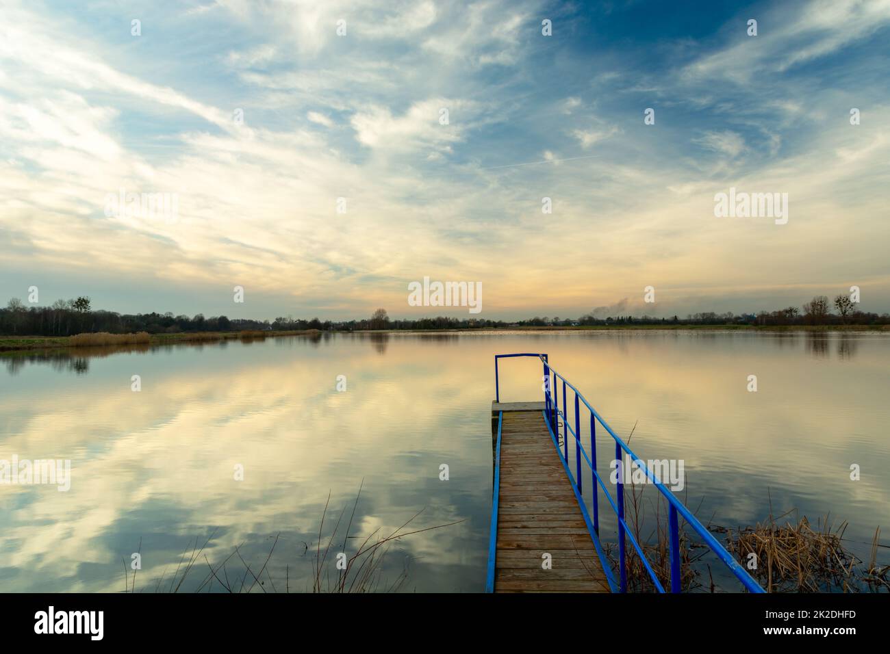 Ein Pier am Wasserreservoir und der Himmel nach Sonnenuntergang Stockfoto