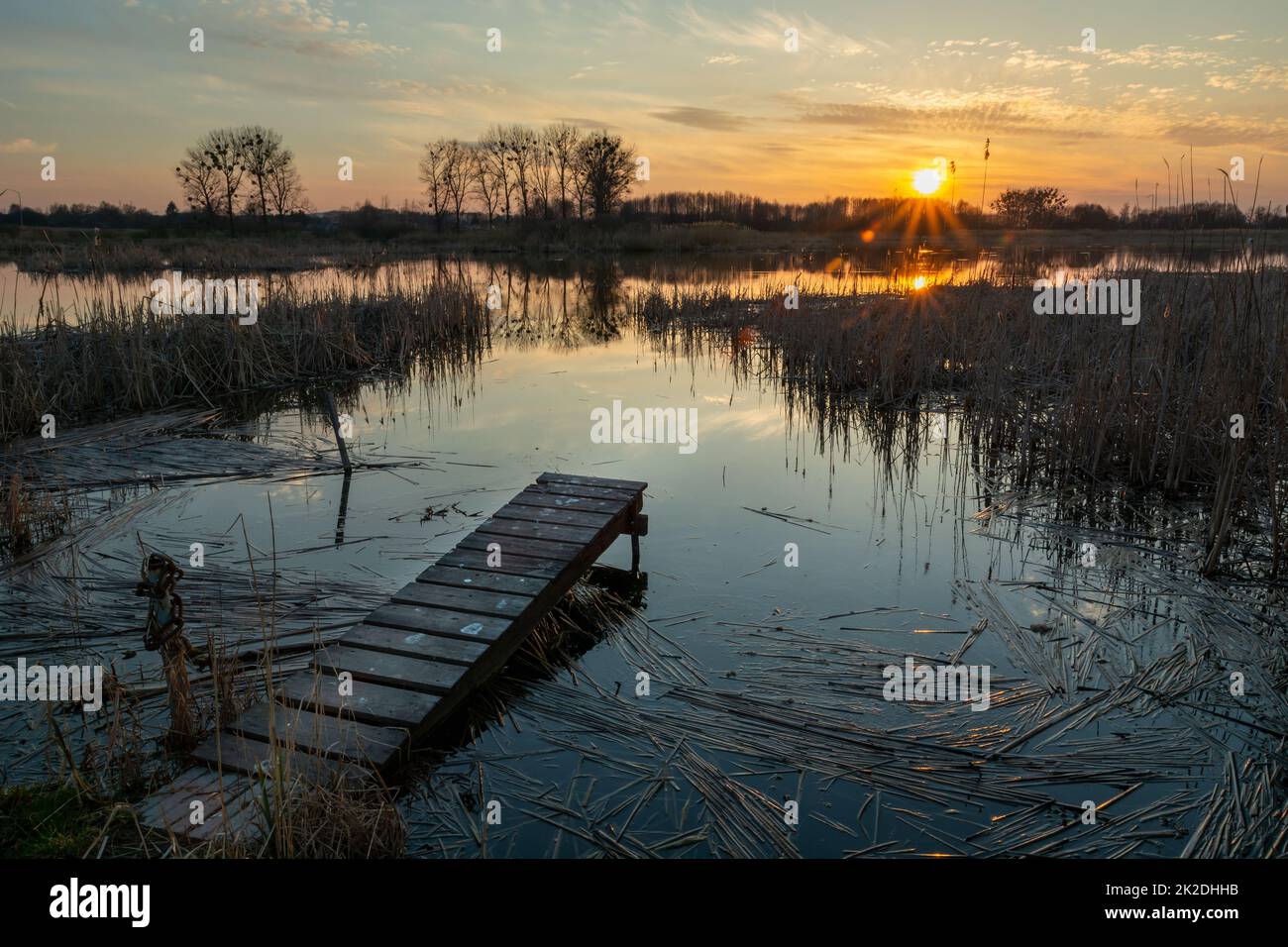 Ein kleiner Pier und ein See mit Schilf Stockfoto