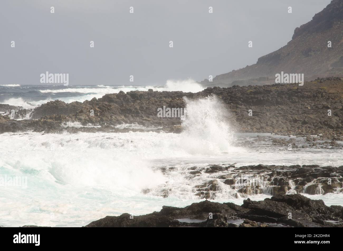 Küstenlandschaft mit rauem Meer. Stockfoto