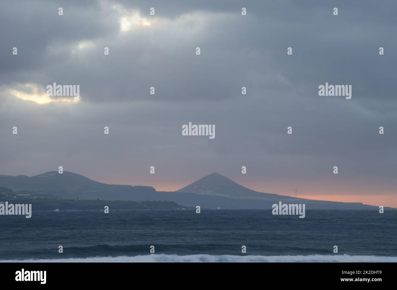 Nordküste von Gran Canaria bei Sonnenuntergang. Stockfoto