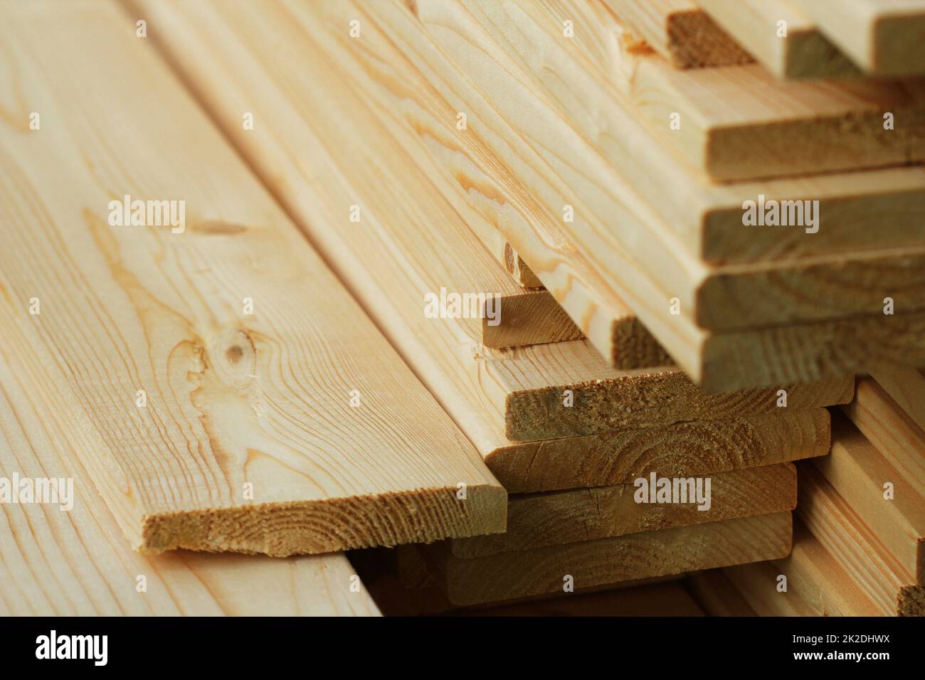 Haufen von neuen Holzbretter auf einem Speicher. Seite Hintergrundtextur Stockfoto