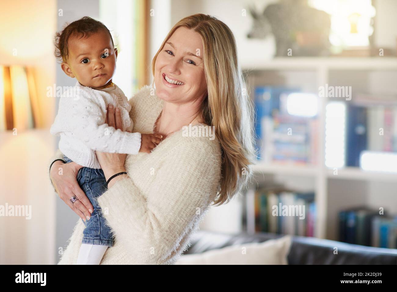 Shes mein kleines Freudenbündel. Zugeschnittenes Porträt einer Mutter und ihres Adoptivkindes. Stockfoto