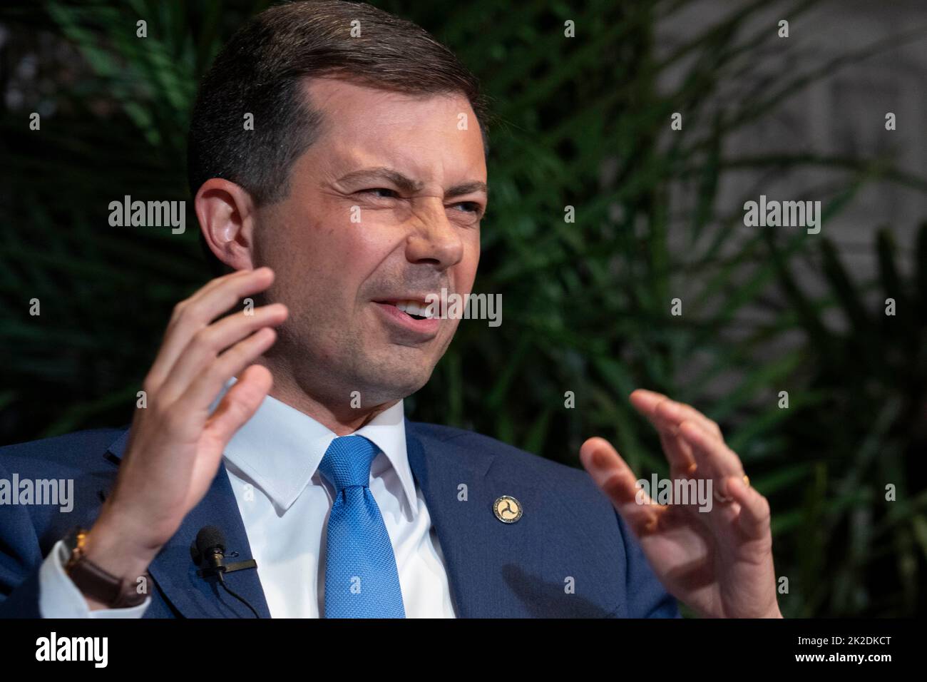 Der US-Verkehrsminister PETE BUTTIGIEG eröffnet das Texas Tribune Festival 2022 mit einem Interview mit dem Tribune-Redakteur Evan Smith (nicht gezeigt) im historischen Paramount Theatre in der Innenstadt von Austin. Buttigieg ist das erste offen schwule Kabinettsmitglied in der Geschichte der USA. Kredit: Bob Daemmrich/Alamy Live Nachrichten Stockfoto