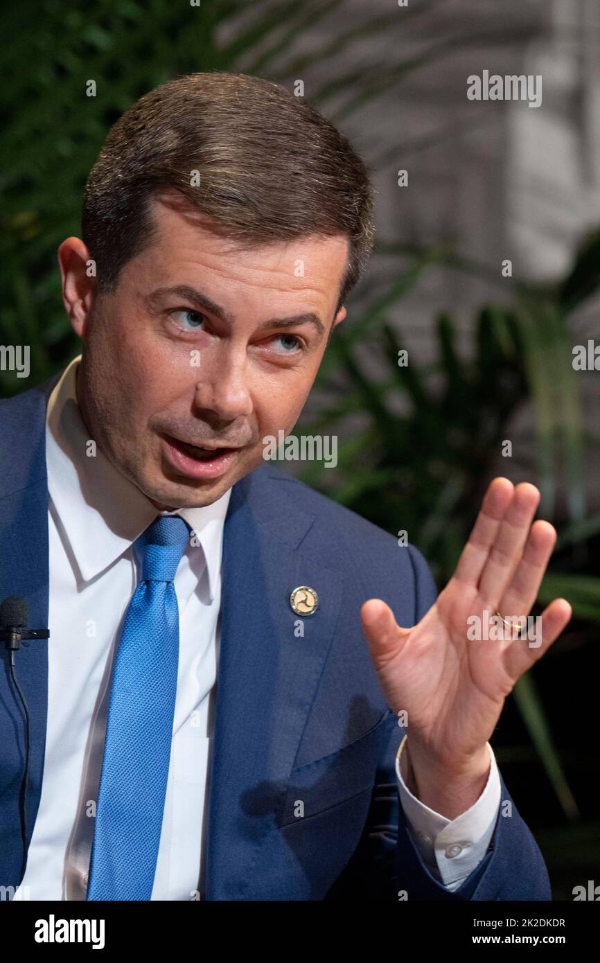 Der US-Verkehrsminister PETE BUTTIGIEG eröffnet das Texas Tribune Festival 2022 mit einem Interview mit dem Tribune-Redakteur Evan Smith (nicht gezeigt) im historischen Paramount Theatre in der Innenstadt von Austin. Buttigieg ist das erste offen schwule Kabinettsmitglied in der Geschichte der USA. Kredit: Bob Daemmrich/Alamy Live Nachrichten Stockfoto