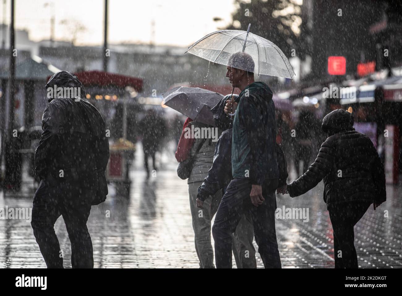 Die Menschen sahen, wie sie bei einem Regen mit Sonnenschirmen um den Karakoy Kai wanderten. Der starke Regen, der in Istanbul wirksam war, hat das Leben um die Galata-Brücke und den Karakoy-Dock negativ beeinflusst. (Foto von Onur Dogman / SOPA Images/Sipa USA) Stockfoto