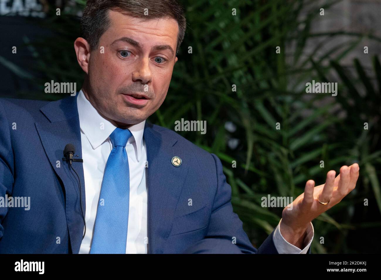 Der US-Verkehrsminister PETE BUTTIGIEG eröffnet das Texas Tribune Festival 2022 mit einem Interview mit dem Tribune-Redakteur Evan Smith (nicht gezeigt) im historischen Paramount Theatre in der Innenstadt von Austin. Buttigieg ist das erste offen schwule Kabinettsmitglied in der Geschichte der USA. Kredit: Bob Daemmrich/Alamy Live Nachrichten Stockfoto