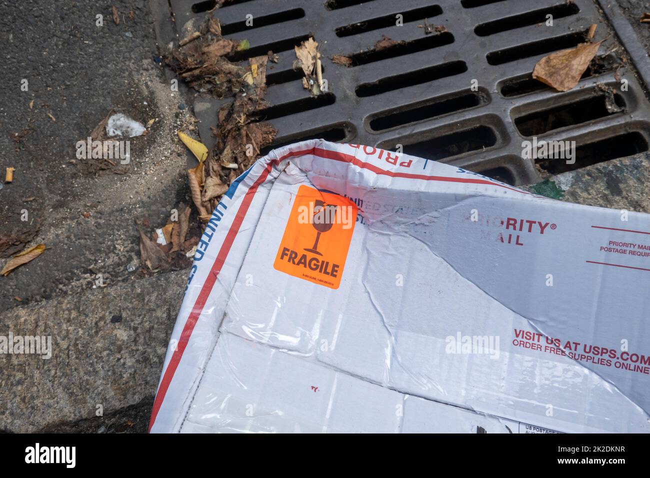 Beschädigter USPS-Kasten als zerbrechlich markiert, USA, 2022 Stockfoto